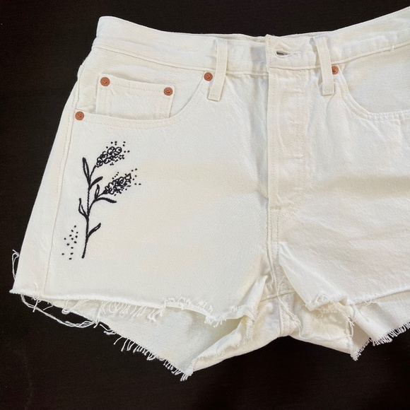 Levi’s 501 shorts cream dragonfly embroidered size 28 - Picture 6 of 6